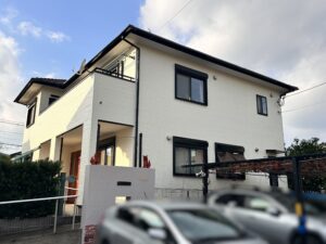 小郡市 外塀の塗替えでカビや汚れを解決　白ワントーンで明るい外壁塗装