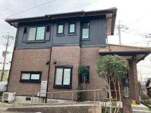 鳥栖市 リファインMFチャコール×レンガ調ツートン仕上げの外壁塗装