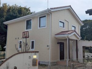 基山町 木製玄関ドアを木部専用保護塗料で塗装した洋風住宅の外壁塗装
