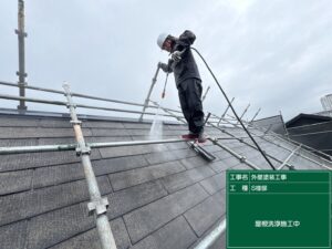 久留米市にて屋根の汚れと苔を高圧洗浄で根こそぎ洗い流しました