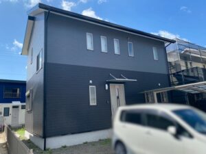 鳥栖市にてサイディングにリファインMF人気色を塗り重ねたお客様の声